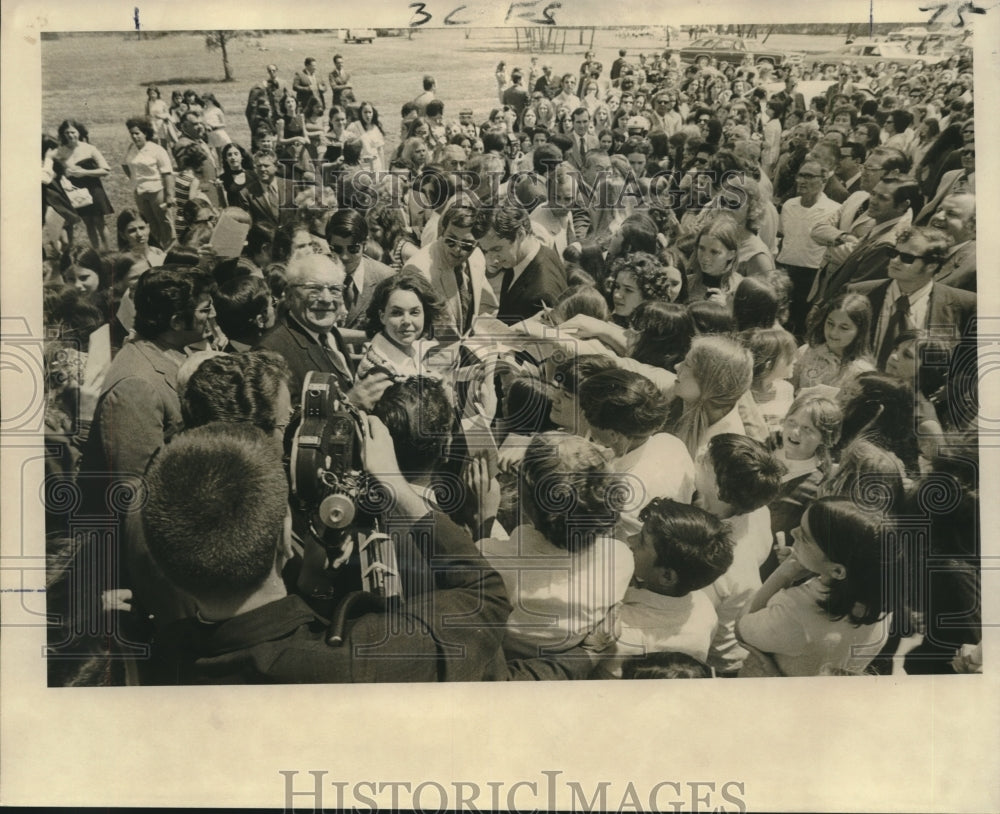 1972 Press Photo Julie Nixon Eisenhower &amp; Rep. Edward Herbert in center of crowd- Historic Images