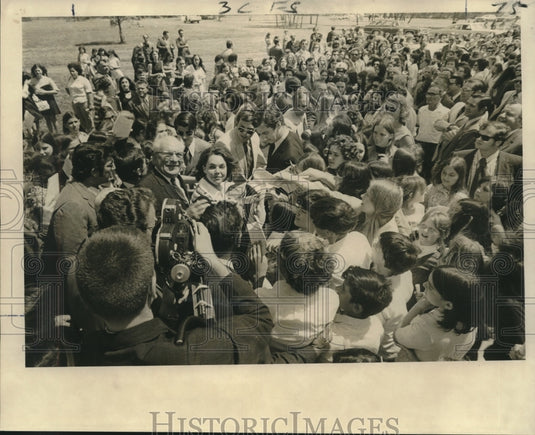 1972 Press Photo Julie Nixon Eisenhower & Rep. Edward Herbert in center of crowd- Historic Images
