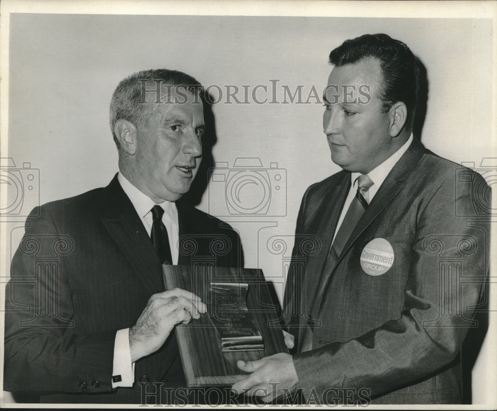 1967 Press Photo Charles Eaton Jr. presents plaque to Charles Gusbaum Jr.