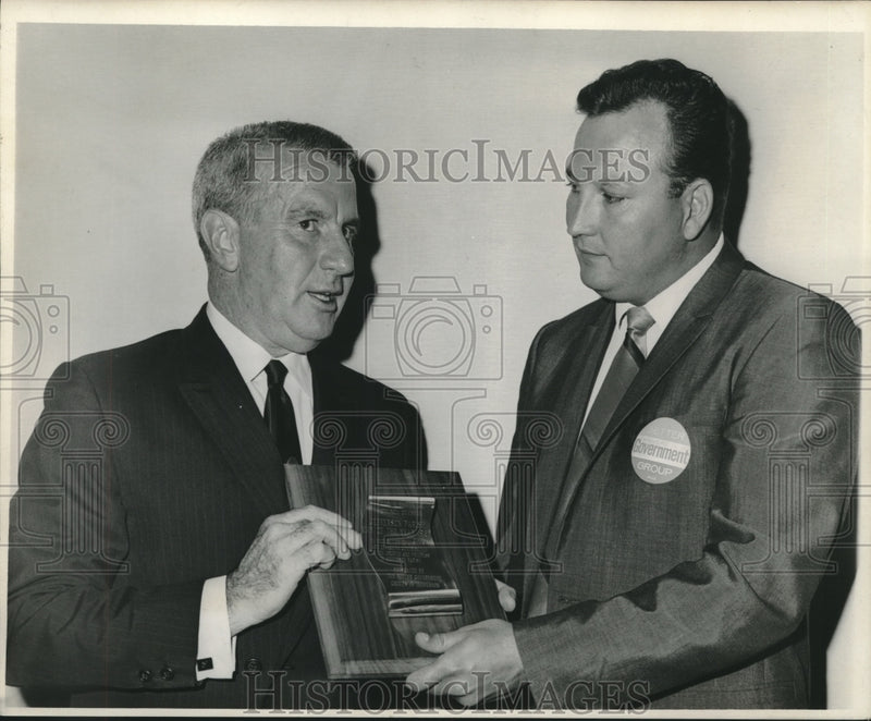 Load image into Gallery viewer, 1967 Press Photo Charles Eaton Jr. presents plaque to Charles Gusbaum Jr.
