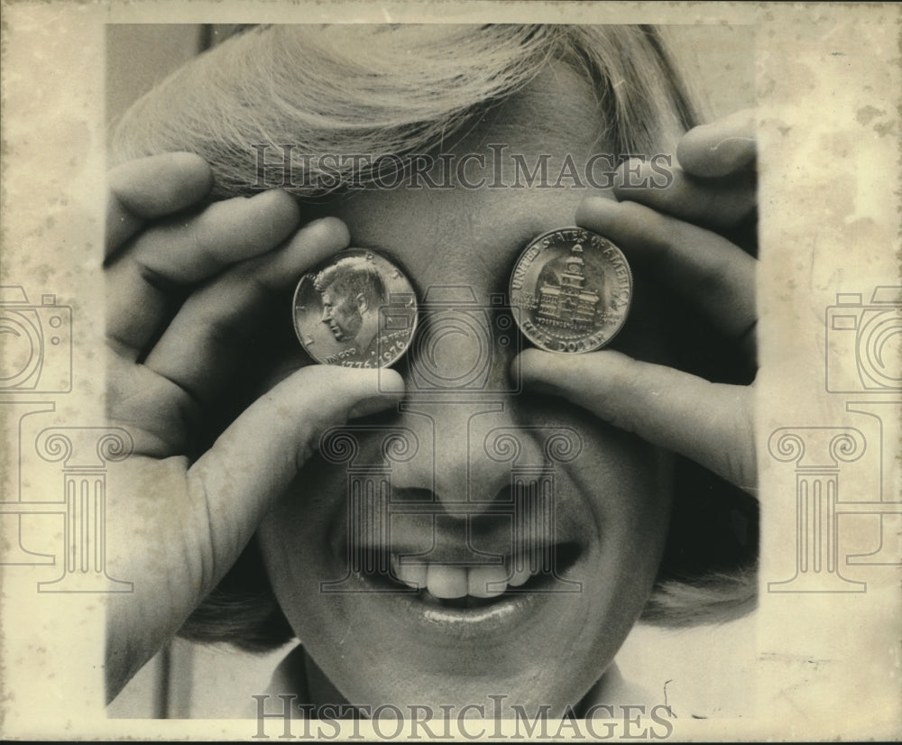 1975 Press Photo Bicentennial half-dollars displayed by Mrs. Judy Wyatt