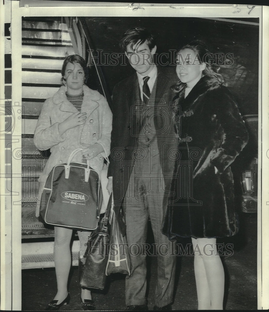 1969 Press Photo David Eisenhower with his wife and sister boarding a flight
