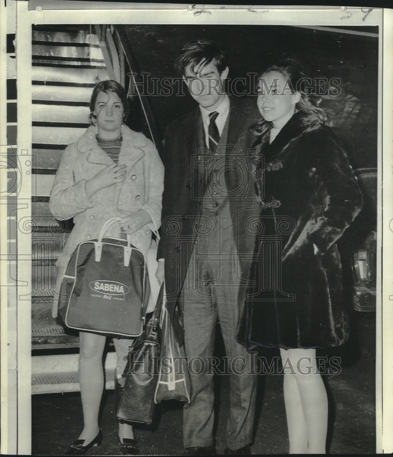 Load image into Gallery viewer, 1969 Press Photo David Eisenhower with his wife and sister boarding a flight
