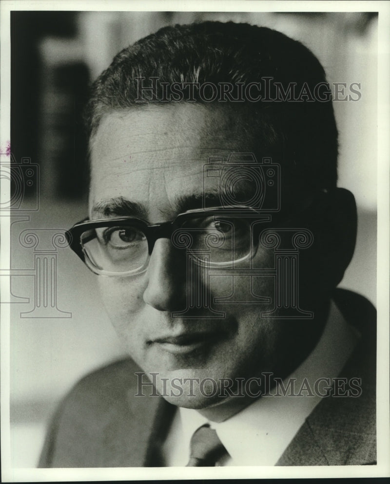 Load image into Gallery viewer, 1970 Press Photo Erhard Eppler, SPD Minister for Economic Cooperation
