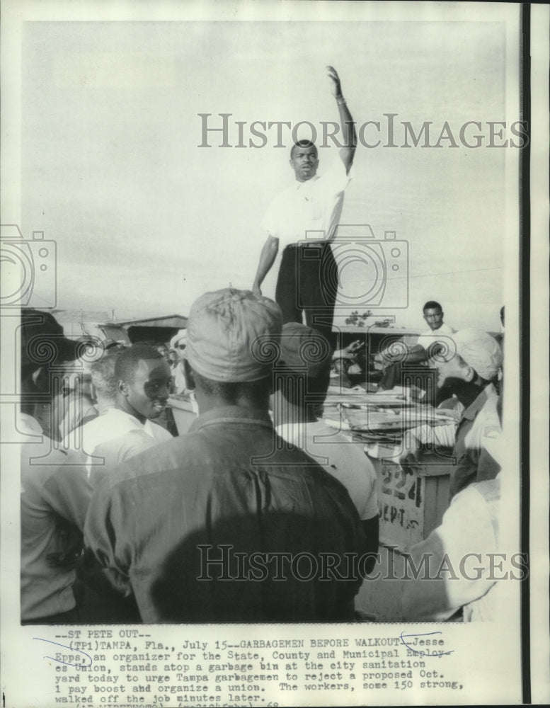 Load image into Gallery viewer, 1968 Press Photo Jesse Epps an organizer for the State Employees Union
