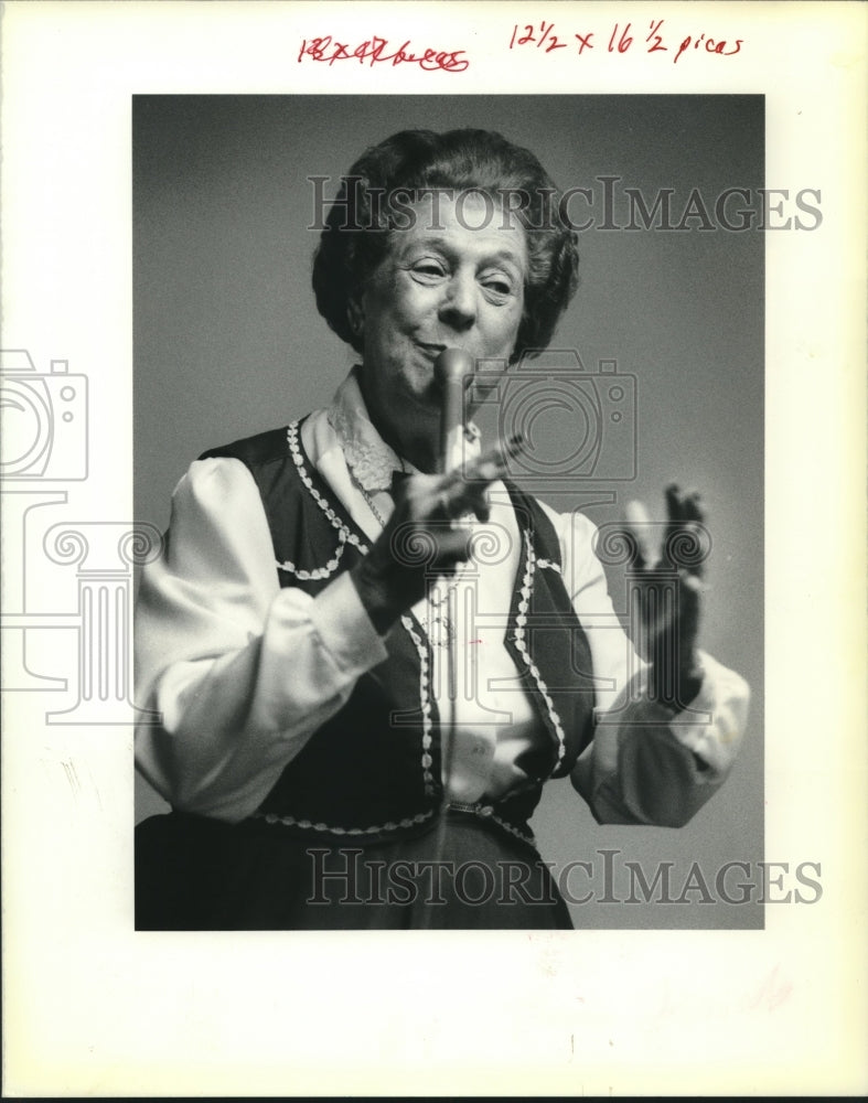 1990 Press Photo Alma Eilers leads her danders at Metairie Senior Citizen center- Historic Images