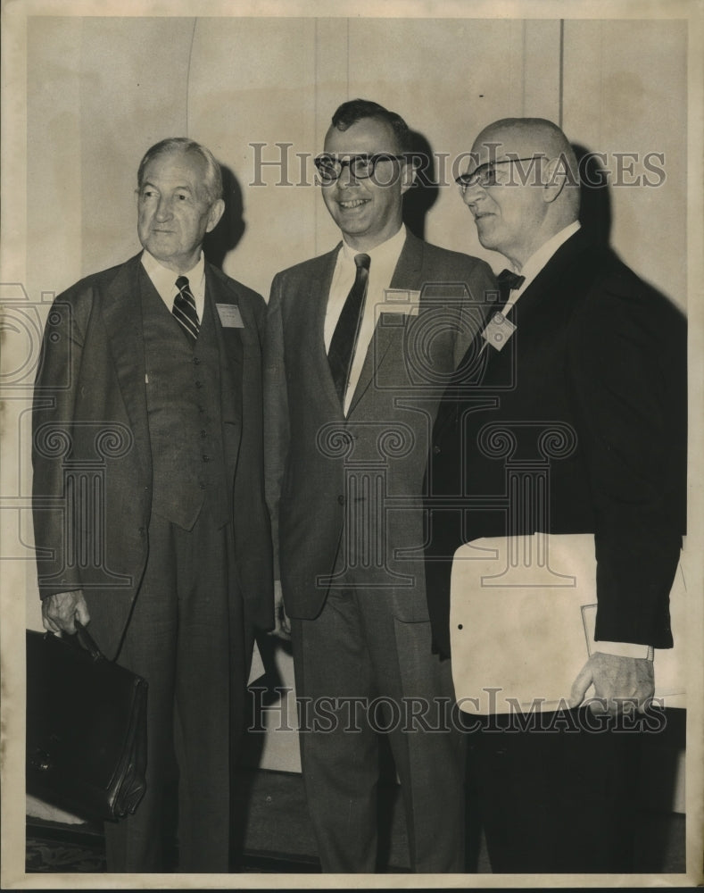 Load image into Gallery viewer, 1968 Press Photo Dr. John A. Millet, Dr. Arthur Epstein and Dr. Harold Kelman
