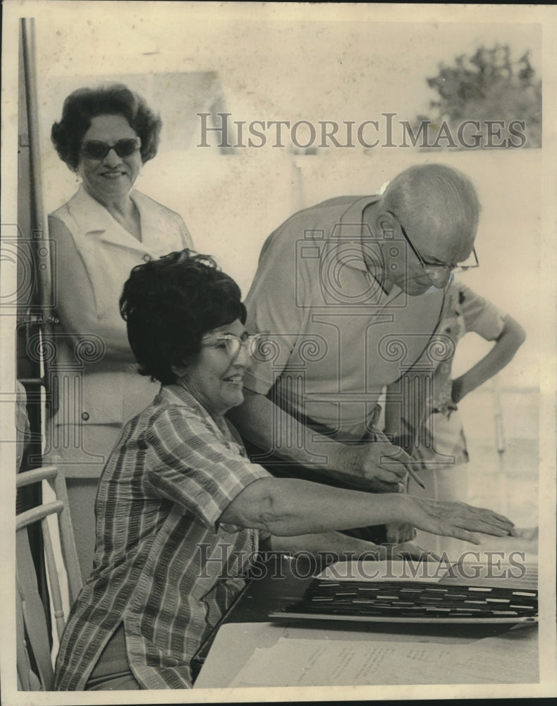 1974 Press Photo Cong. Edward Hebert with wife &amp; Alma Smith, election official