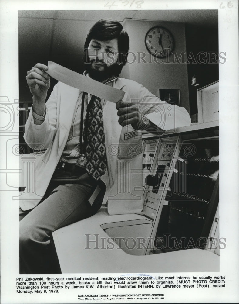 1978 Press Photo Phil Zakowki, medical resident reading electrocardiogram- Historic Images