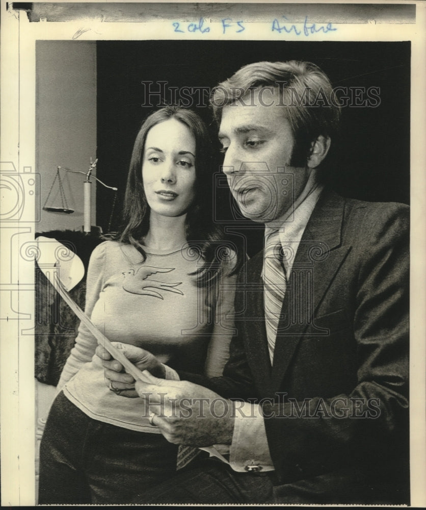 1971 Press Photo Dennis Eisman and his wife Sandra filed suit in Federal Court- Historic Images