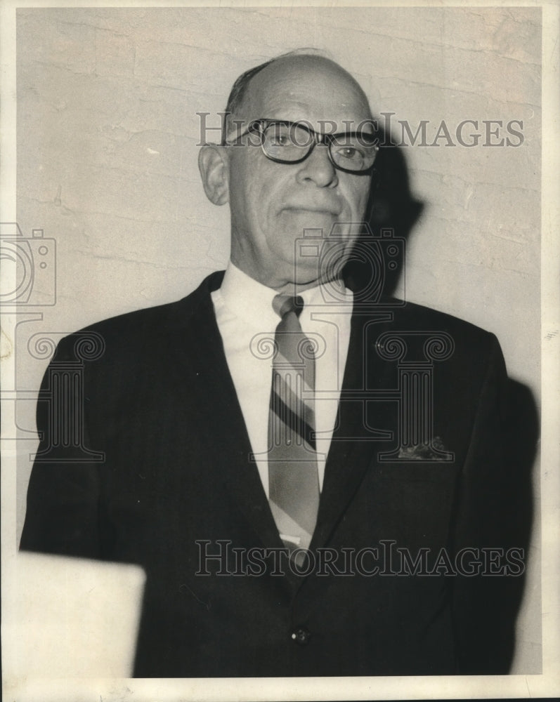 1968 Press Photo C.J. Erath cited by 100 long-time friends at retirement party.