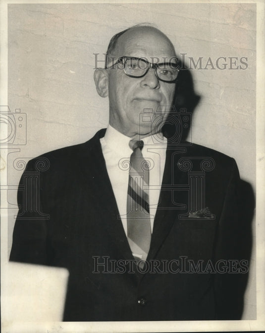 1968 Press Photo C.J. Erath cited by 100 long-time friends at retirement party.