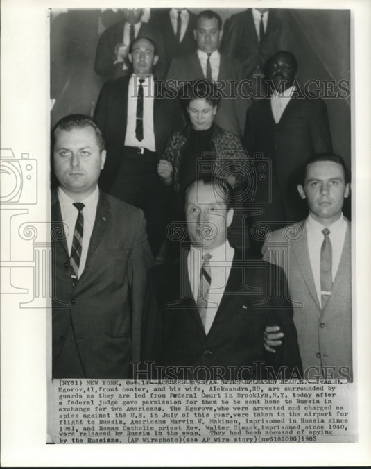1963 Press Photo Ivan Egorov & wife Aleksandra with guards from Federal court- Historic Images
