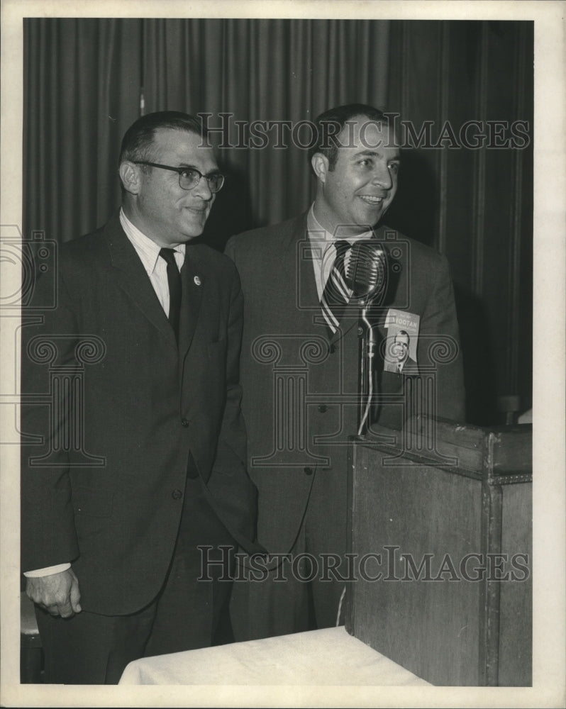 Load image into Gallery viewer, 1969 Press Photo Ralph Dwyer and Guy Wooten candidate for Councilman - nob01685
