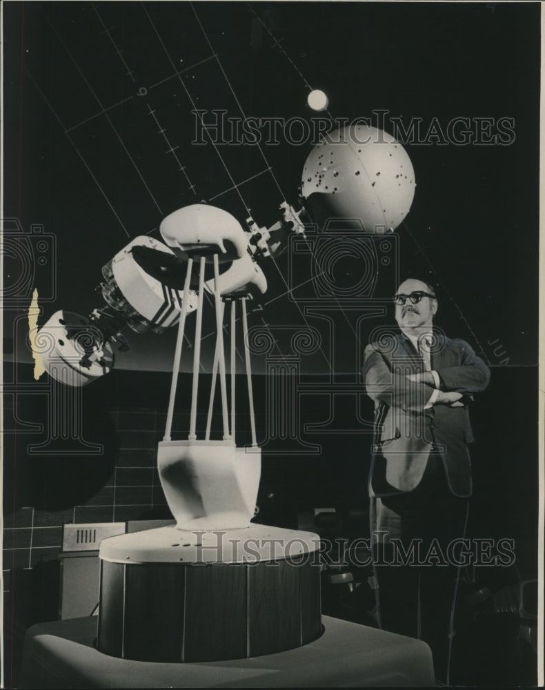 1971 Press Photo Dominican College's planetarium director & stellar projector- Historic Images
