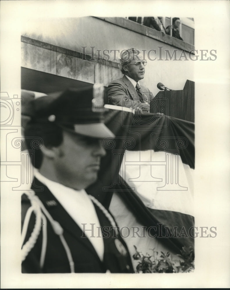 1974 Press Photo New Orleans Mayor Moon Landrieu gives a speech.- Historic Images