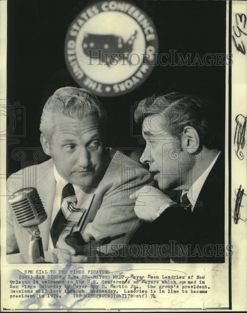 Load image into Gallery viewer, 1974 Press Photo Mayor Landrieu and Mayor Martin at U.S. Conference of Mayors.
