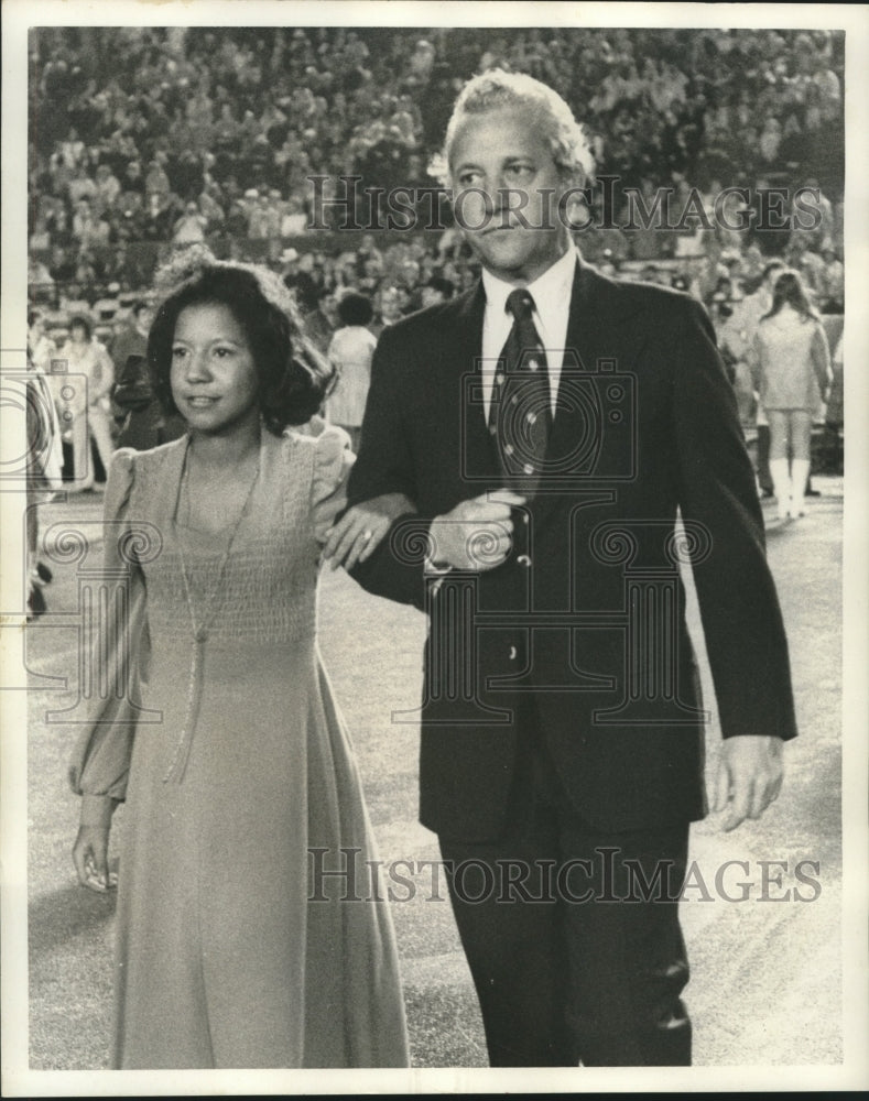 1974 Press Photo Alabama Queen with Mayor Moon Landrieu - nob01758