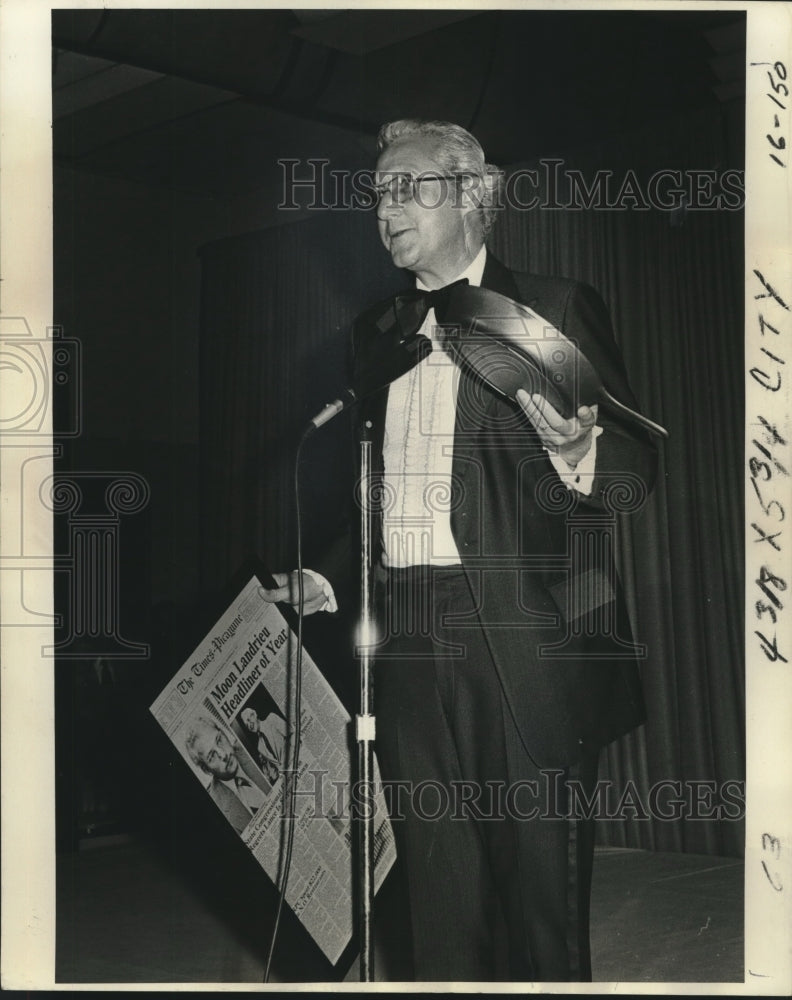 1977 Press Photo Mayor Moon Landrieu received Headliner of the Year Award- Historic Images