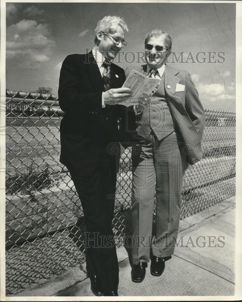 1977 Press Photo Mayor Moon Landrieu &amp; Edwin Preis of Newellton study brochure - Historic Images