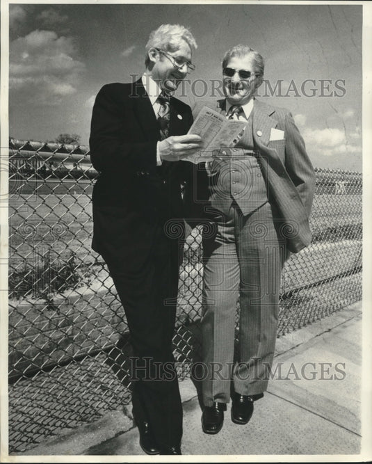 1977 Press Photo Mayor Moon Landrieu & Edwin Preis of Newellton study brochure - Historic Images