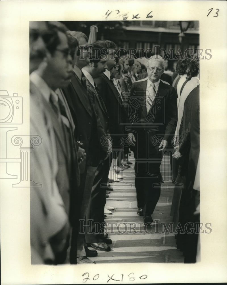 1977 Press Photo Moon Landrieu &amp; others at police and fire departments review.- Historic Images