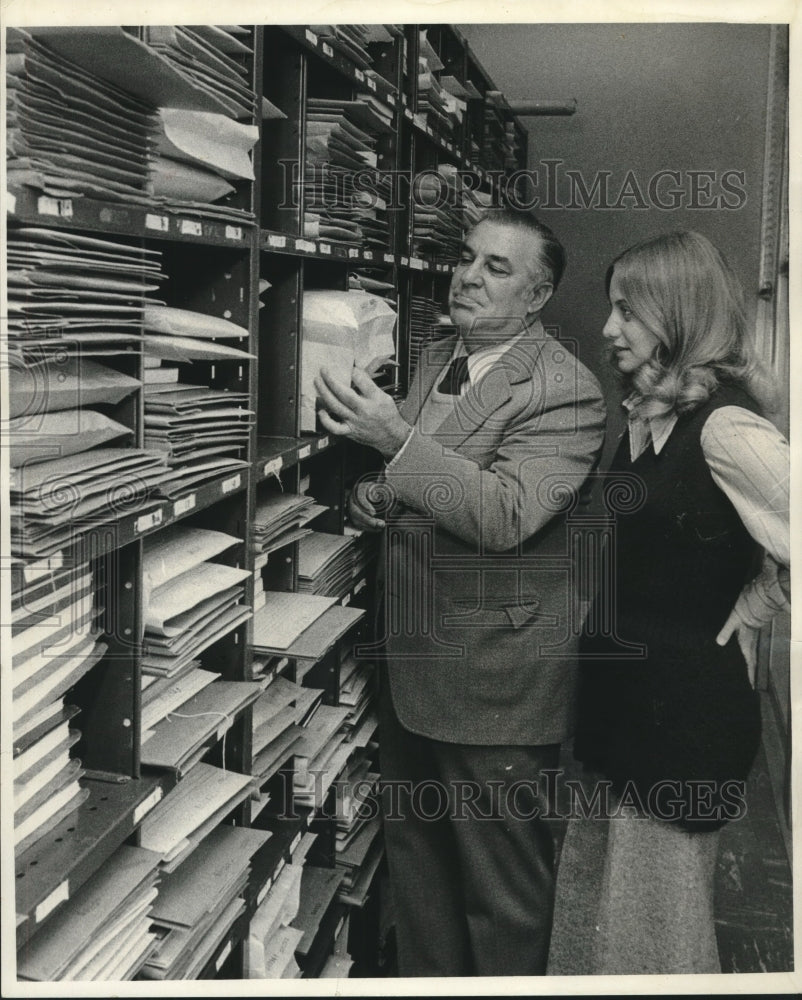 1975 Press Photo Andrew Falcon &amp; Beth Picou in court records room.- Historic Images