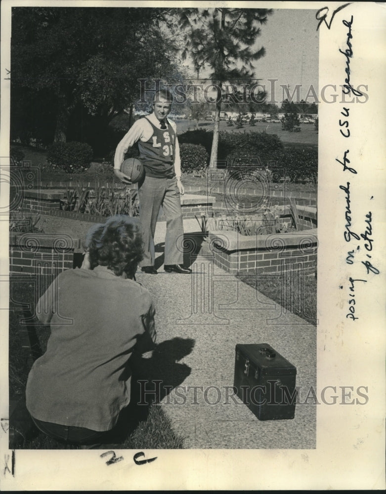 1974 Press Photo Gov. Edwin W. Edwards posing on grounds for LSU yearbook- Historic Images