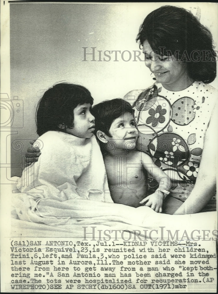 1971 Press Photo Victoria Esquivel reunited with her kidnapped children.