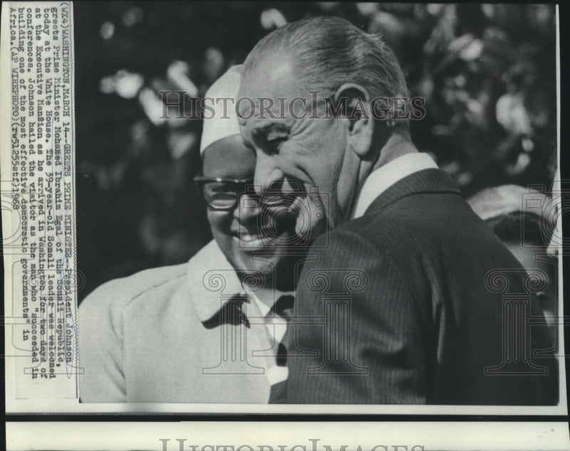 Load image into Gallery viewer, 1968 Press Photo President Johnson greets Prime Minister of Somali Republic.
