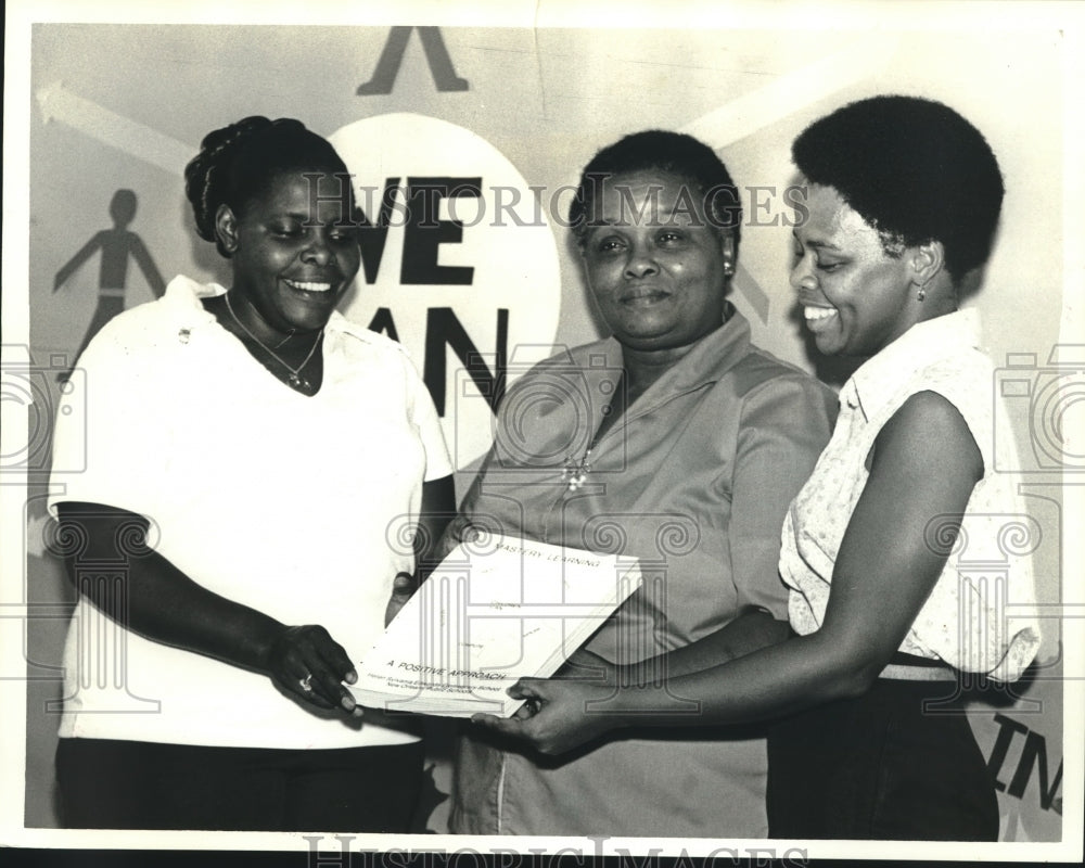 1978 Press Photo Parents review mastery learning program of Helen S. Edwards.- Historic Images