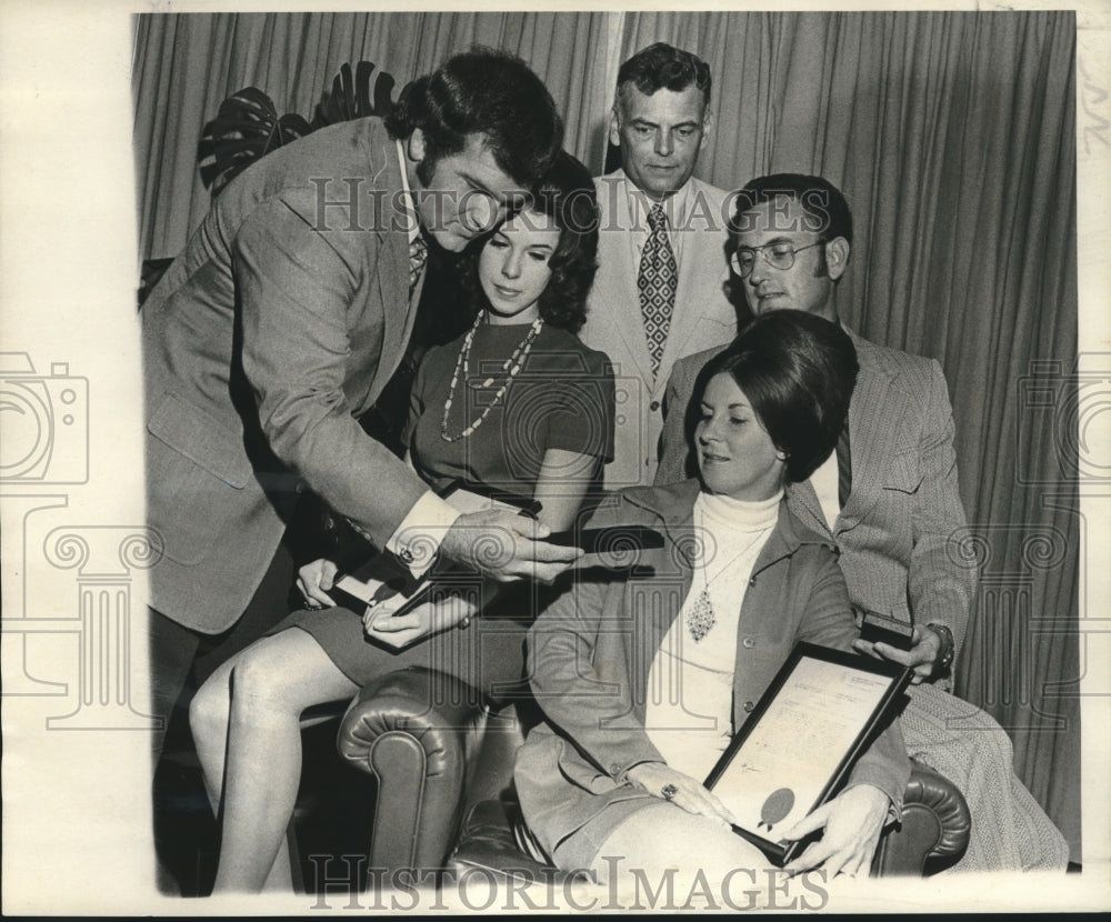 1972 Press Photo Olin Edwards presents medals to Grubbs &amp; Rieder, with wives.- Historic Images