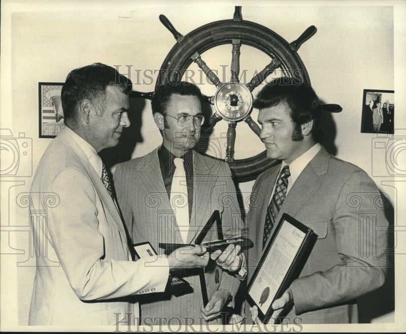 Load image into Gallery viewer, 1972 Press Photo Captains Grubber &amp; Rieder receive medals from Olin Edwards, III
