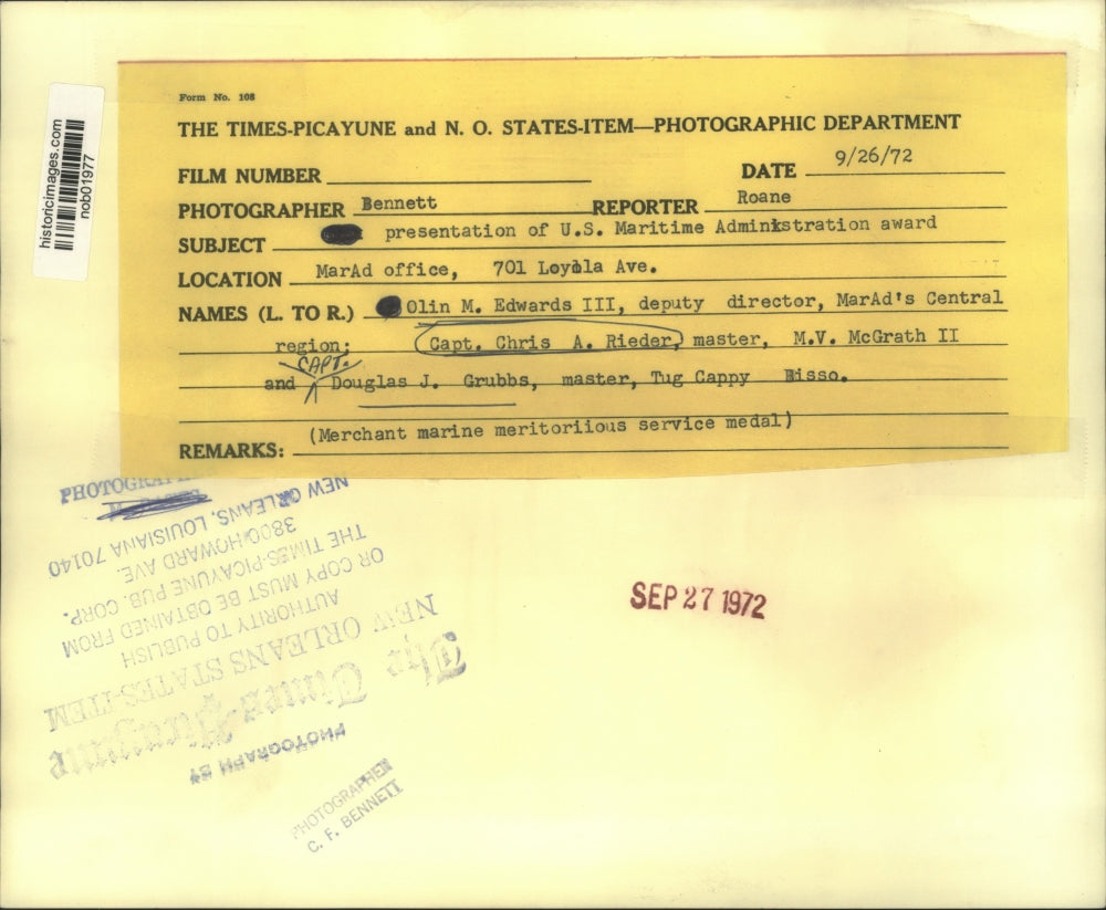 1972 Press Photo Captains Grubber & Rieder receive medals from Olin Edwards, III