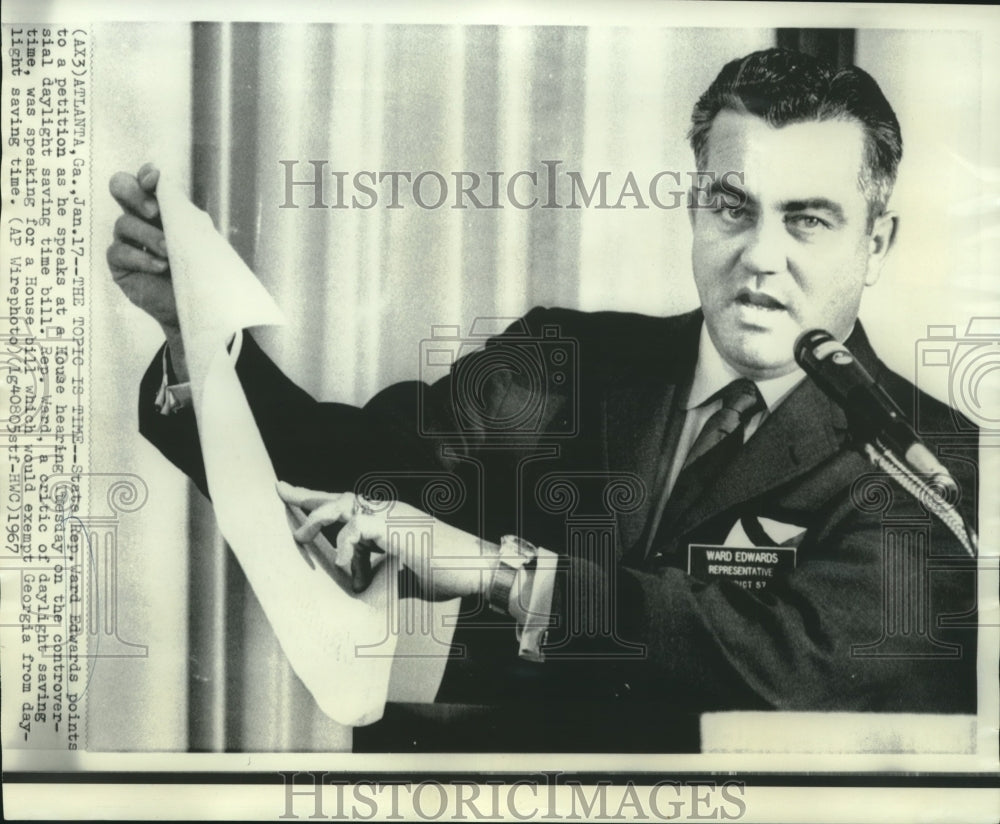 1967 Press Photo State Representative Ward Edwards Discusses Bill - nob01990