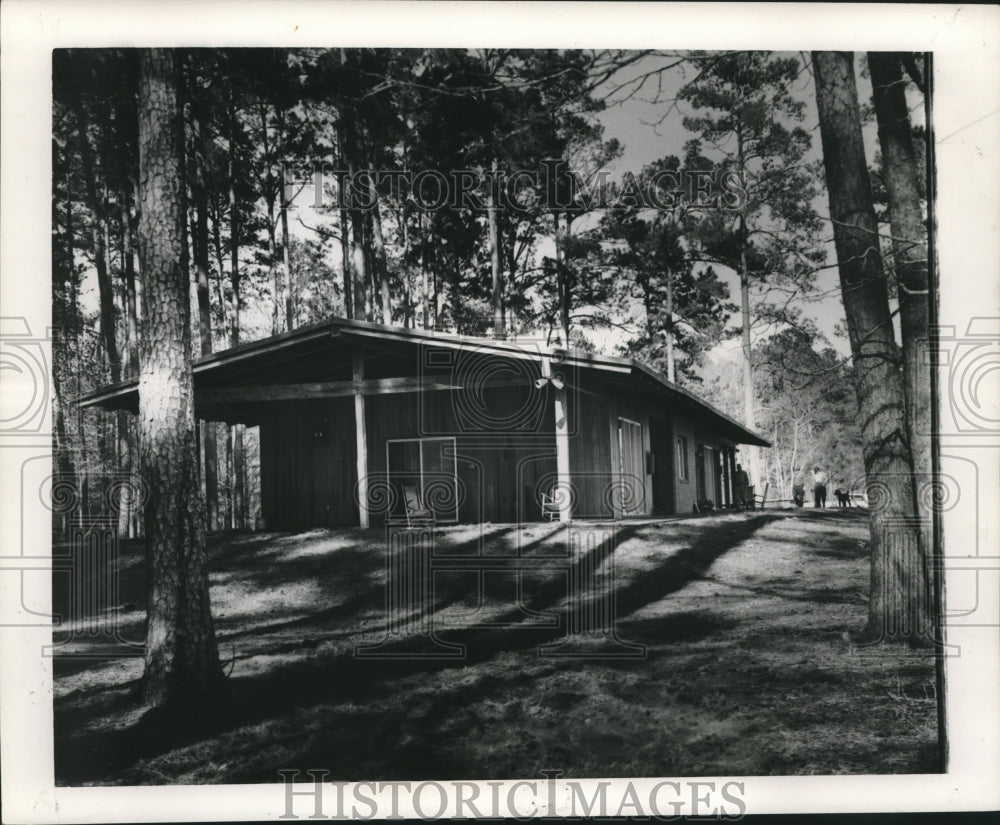 1964 Press Photo Timbers in the Broad Axe Ranch are hewn by a broad ax. - Historic Images