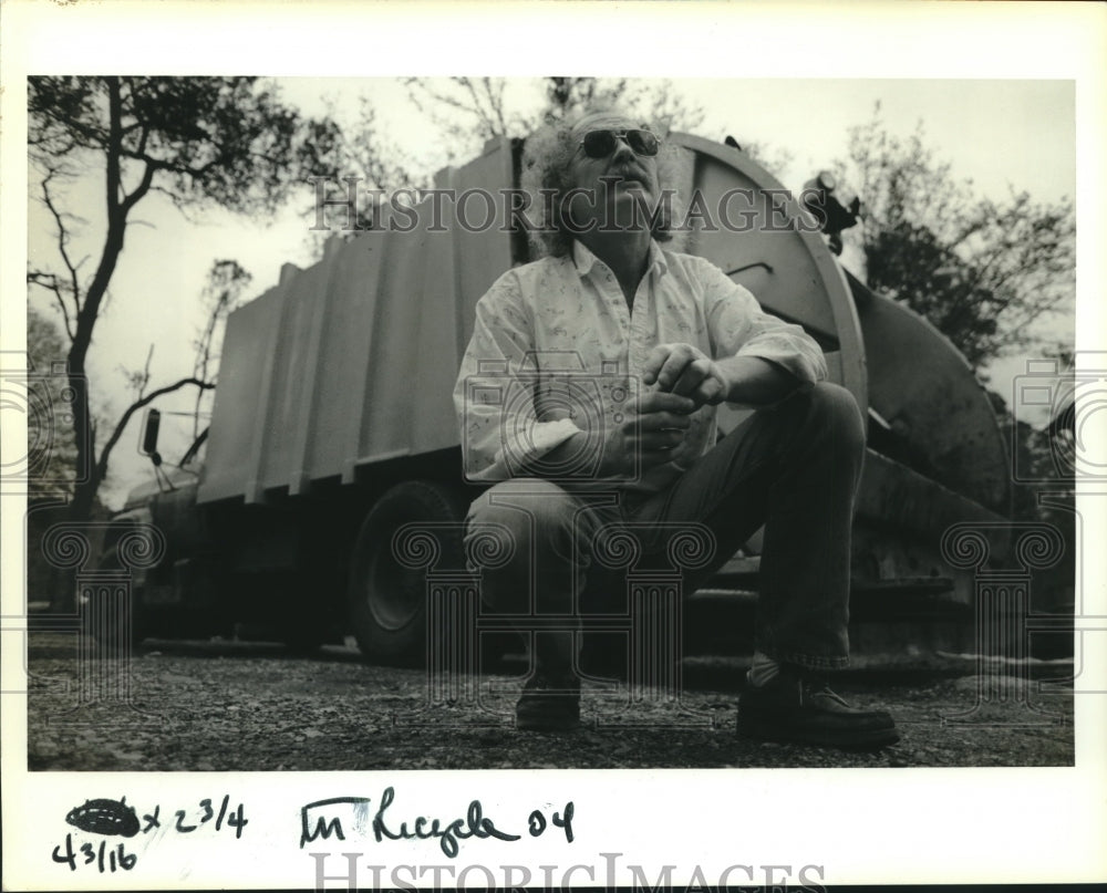 1991 Press Photo John Eiden independent trash hauler poses in front of his truck- Historic Images