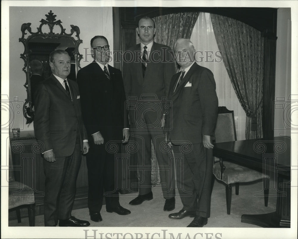 1970 Press Photo Bankers Welcome President &amp; Vice President of Liquid Carbonic - Historic Images