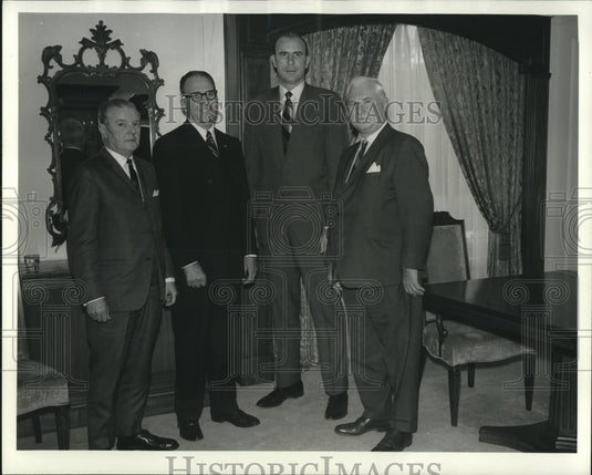 1970 Press Photo Bankers Welcome President & Vice President of Liquid Carbonic - Historic Images