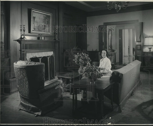 1972 Press Photo Mrs. Edwin Edwards in living room of Governor's Mansion- Historic Images