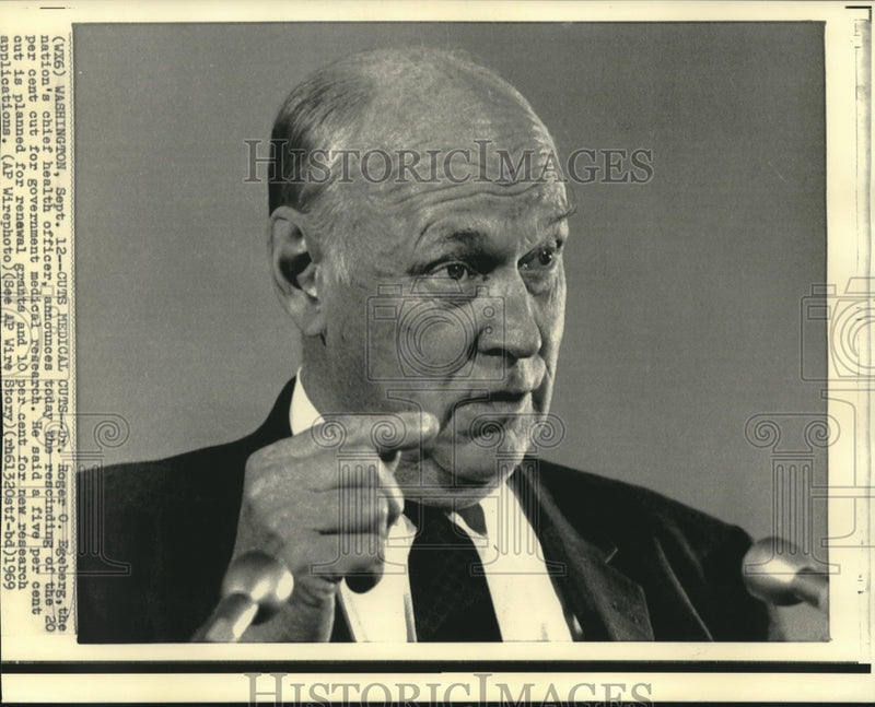 Load image into Gallery viewer, 1969 Press Photo Dr. Roger O. Egeberg, nation's chief health officer - nob02074
