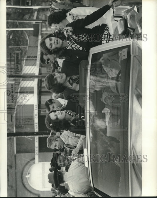 1972 Press Photo Governor Edwin W. Edwards Behind a Car of Parade Riders- Historic Images