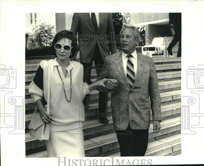 Load image into Gallery viewer, 1986 Press Photo Governor Edwin Edwards and Wife Elaine at Federal Courts
