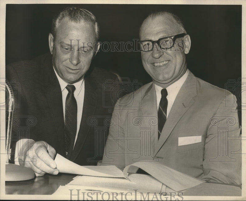 Load image into Gallery viewer, 1966 Press Photo Charles Erdmann at Civil Defense Council Chambers - nob02225
