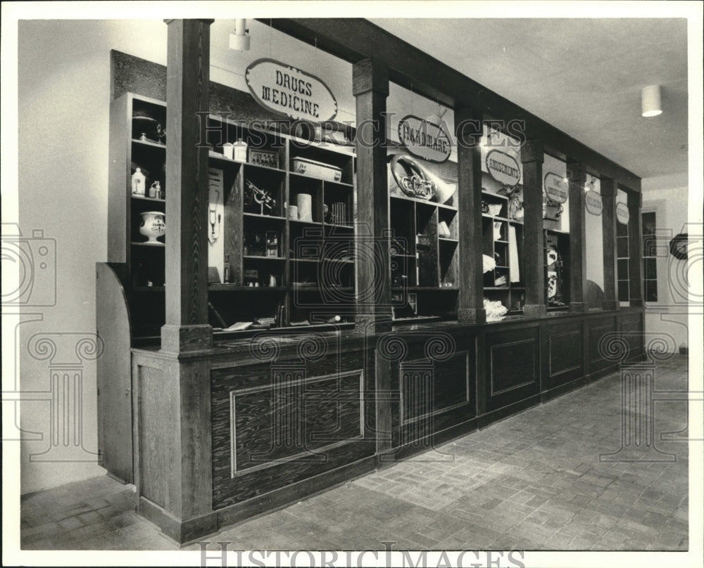 1978 Press Photo 1850 house ground level shop, pine shelves-period merchandise- Historic Images