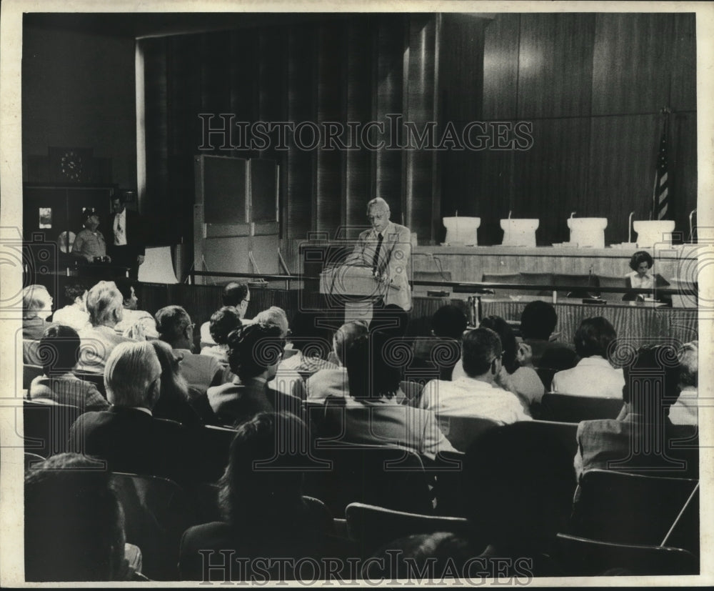 1975 Press Photo Moon Landrieu, Former Mayor of New Orleans at Conference- Historic Images