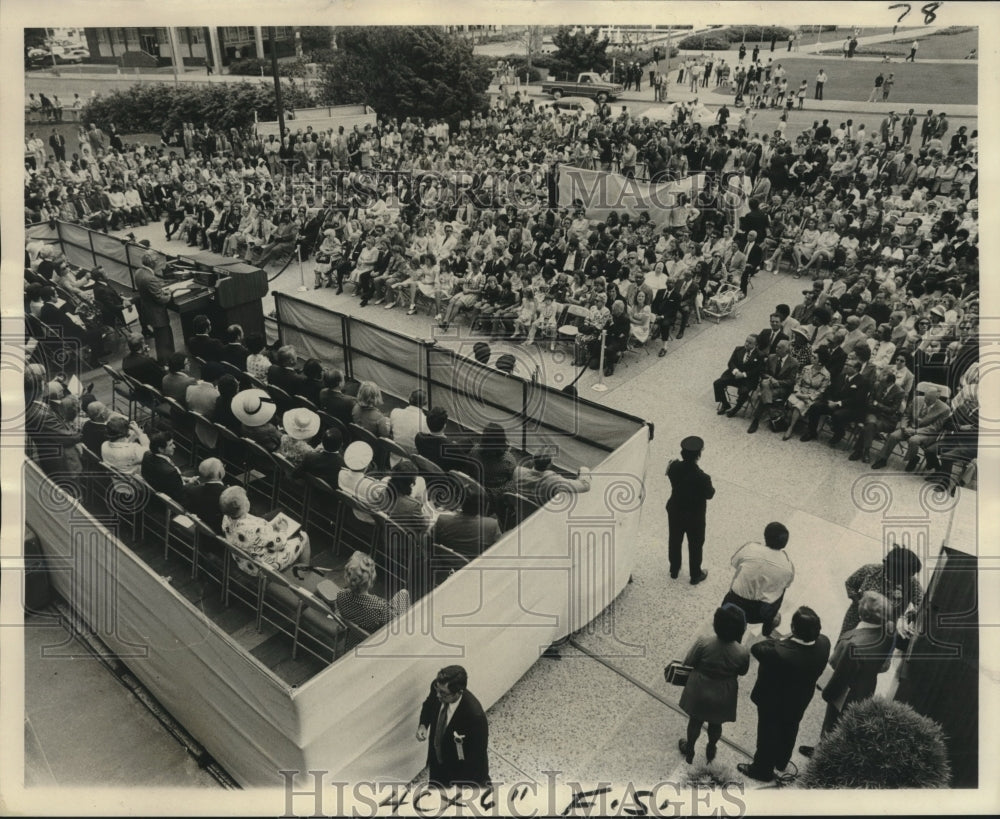 1974 Press Photo Mayor Moon addresses 5,000 people during inauguration ceremony