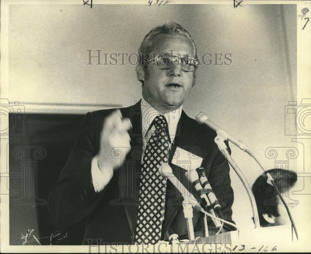 1975 Press Photo Moon Landrieu at Press Conference- Historic Images