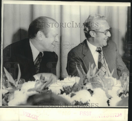 1975 Press Photo Mayor Moon Landreiu with President Ford at Florida Dinner- Historic Images