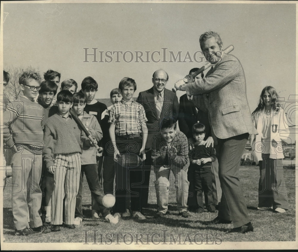 1971 Press Photo Mayor Moon Landrieu at New Orleans Kenilworth Playground